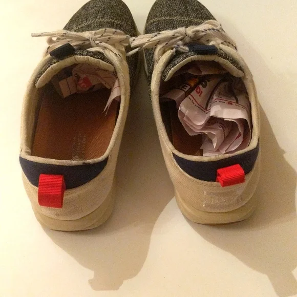 Toms woman's size 7 sneakers. - Picture 4 of 7